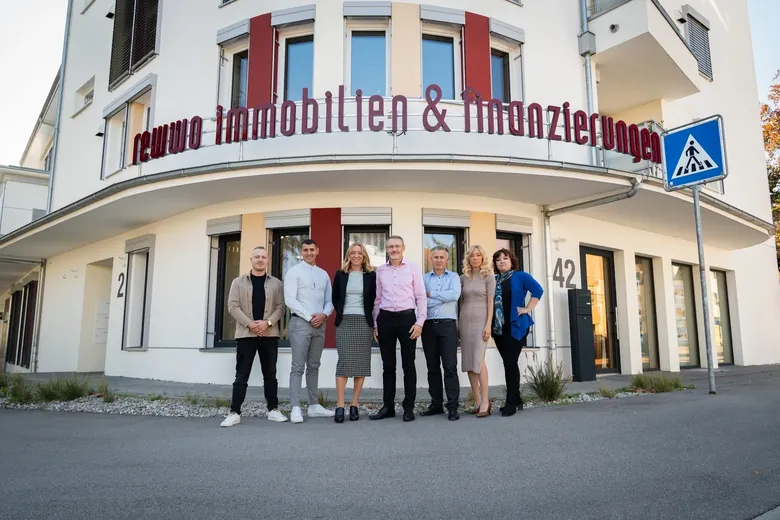 Das REWWO Team vor dem Büro